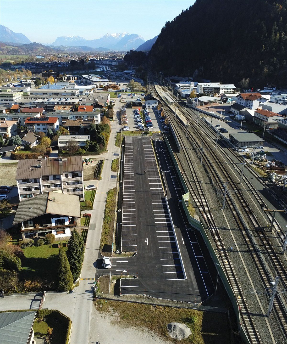 Luftbild der Park+Ride Anlage direkt neben den Gleisen am Bahnhof Brixlegg in Tirol