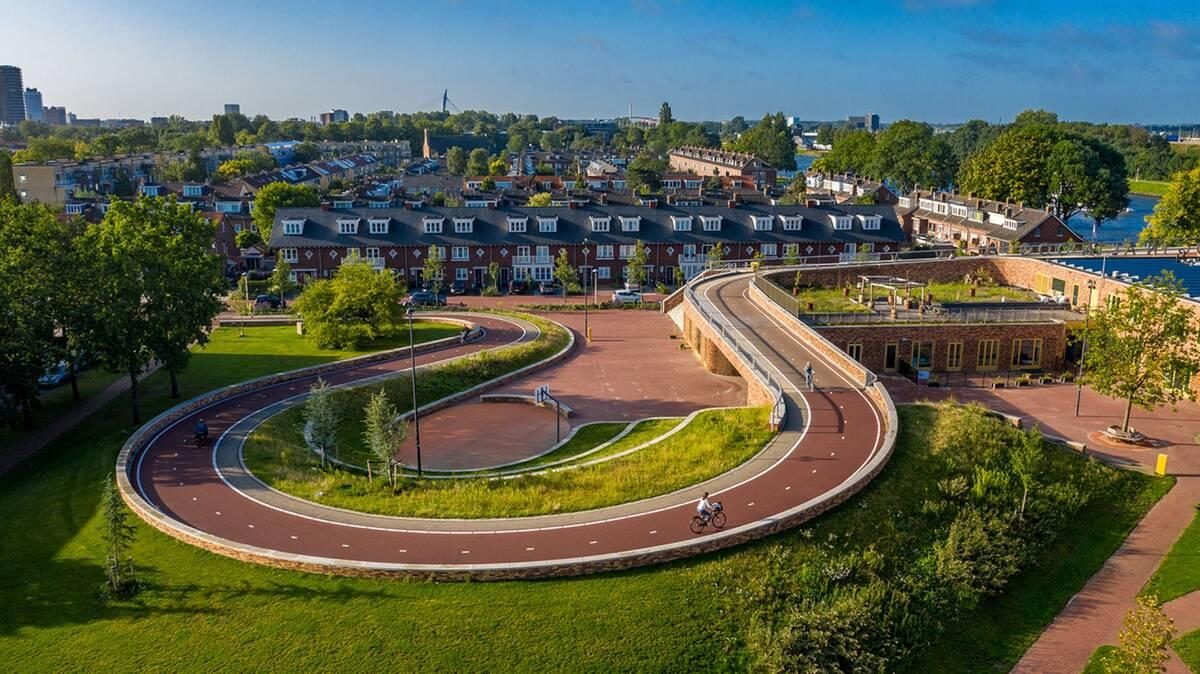 Geschwungene Radwegrampe auf ein Gebäude in Utrecht