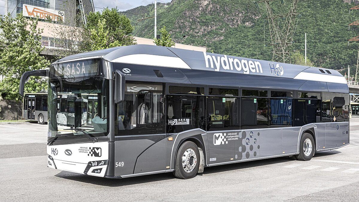 Grauer SASA Wasserstoffbus von Solaris in Bozen