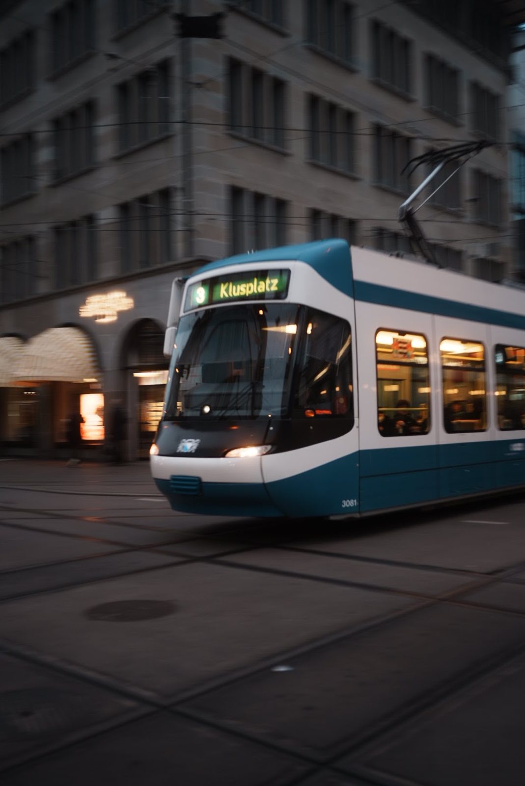 Zürcher Tram Linie 3 nach Klusplatz in der Abenddämmerung