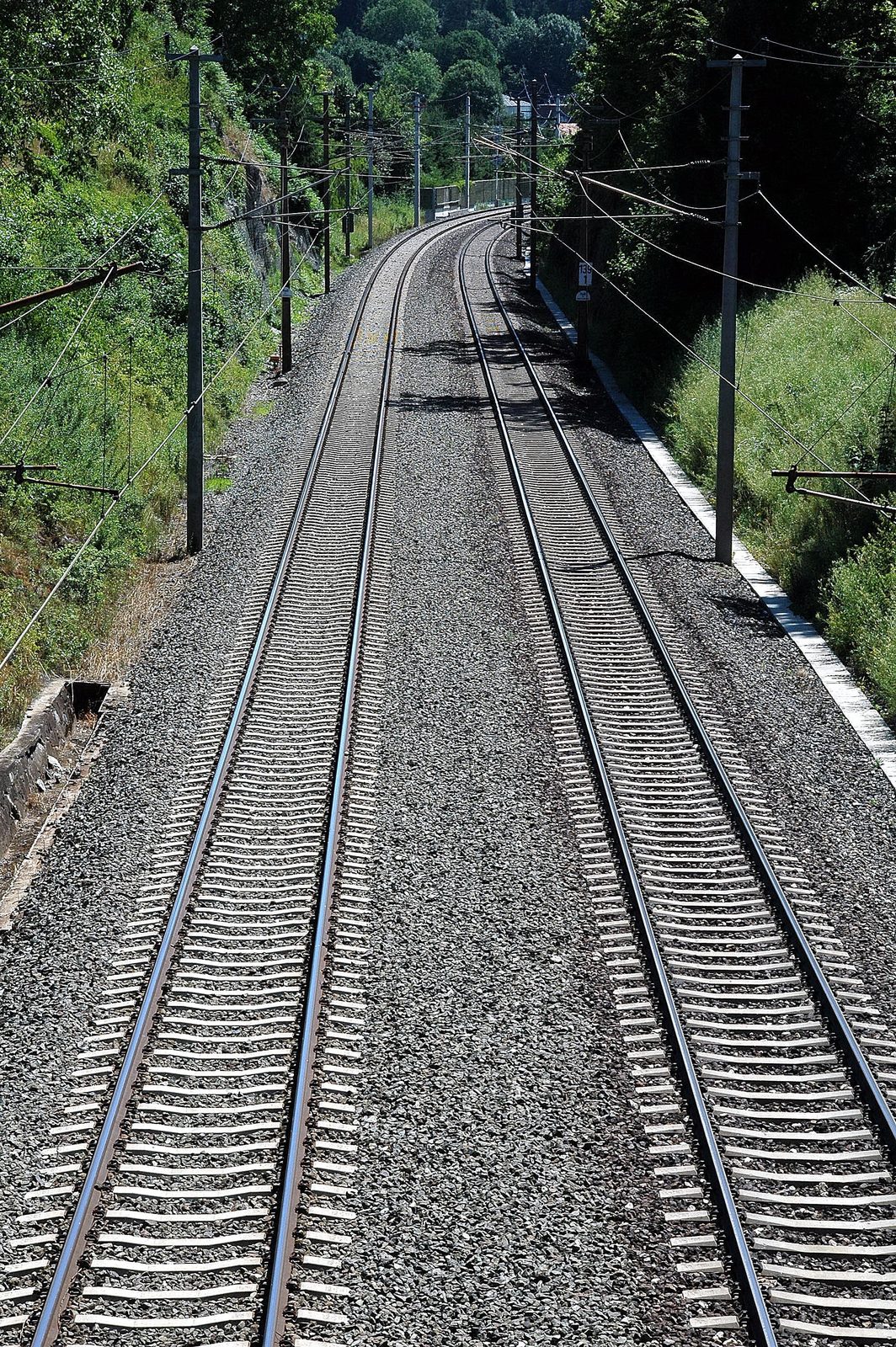 Zweigleisige Bahnstrecke mit Oberleitung